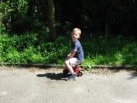 Kleiner Mann auf kleinem Rad